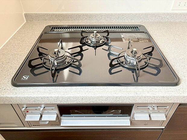 3口ガスコンロで調理の幅が広がり、同時調理もスムーズに。高火力と広い作業スペースで、美味しい料理を家族や友人と楽しめます。