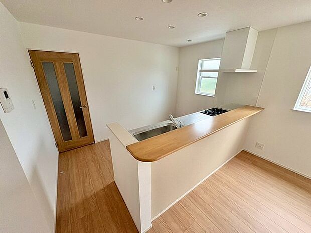 対面式カウンター付きのキッチンは、家族や友人との会話を楽しめる開放的な空間。調理しながらコミュニケーションがとれ、暮らしにほどよいゆとりをもたらします。