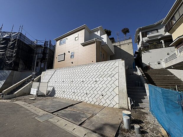 東側に面した道路があり、自然光がたっぷり入る明るい環境。穏やかな風が心地よく通り、快適な暮らしを叶えます。周辺環境も充実しており、安心して過ごせる立地です。