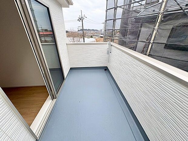 バルコニーは、くつろげるプライベートスペース。洗濯物干しやガーデニングなど、暮らしに合わせて多用途に使えます。