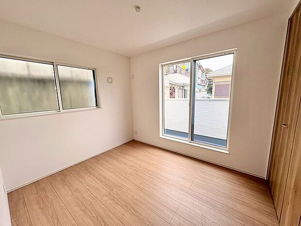 5.25帖の洋室は、バルコニーからの風と光で満たされる心地よい空間。日常にささやかな特別感をプラスします。