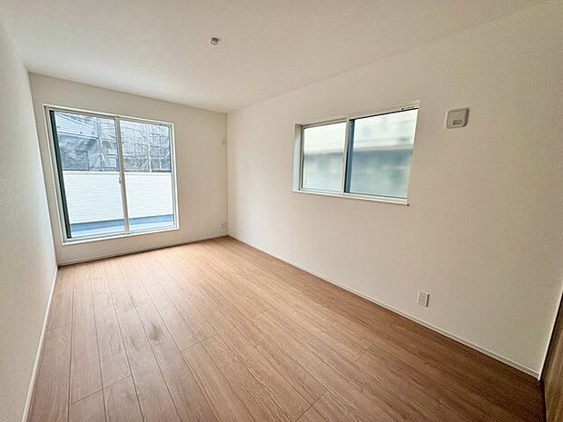 北側洋室は、清々しい風が心地よく通り抜け、バルコニーからの眺めが日々の癒しに。自然を身近に感じながら、穏やかな時間をお過ごしいただけます。