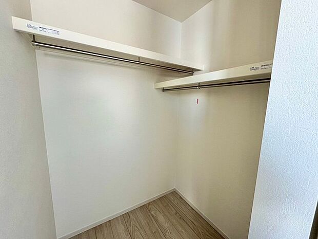 ウォークインクローゼットは広々とした収納スペースで、洋服や小物を整理しやすくなっています。お部屋をすっきりと片付け、快適な生活をサポートします。