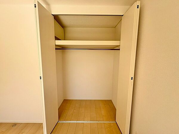 清潔感のある空間に、ゆったりとした収納スペースが暮らしやすさを予感させます。