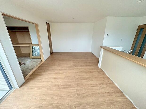 明るい色味のフローリングが広がるLDKは、2面採光で開放感たっぷり。和室の扉を開ければさらにゆとりが生まれ、心からくつろげる空間が広がります。 