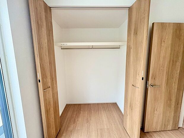 棚付きクローゼットで収納力も十分。洋服や小物をすっきり整理でき、広々とした空間で快適に暮らせます。 