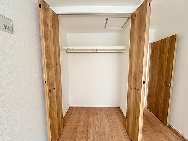 各居室にクローゼットを備え、すっきり片付く快適な住まい。毎日の暮らしを心地よくサポートします。 