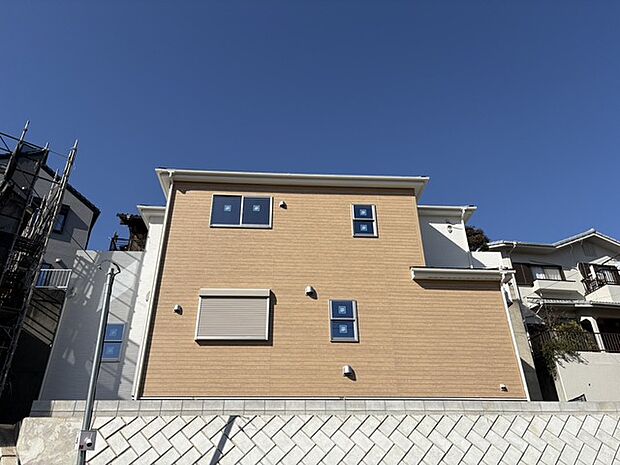 周囲と調和した外観デザインで、街並みに自然と溶け込む佇まい。環境に配慮したつくりが、美しい景観と快適な住環境を両立します。 