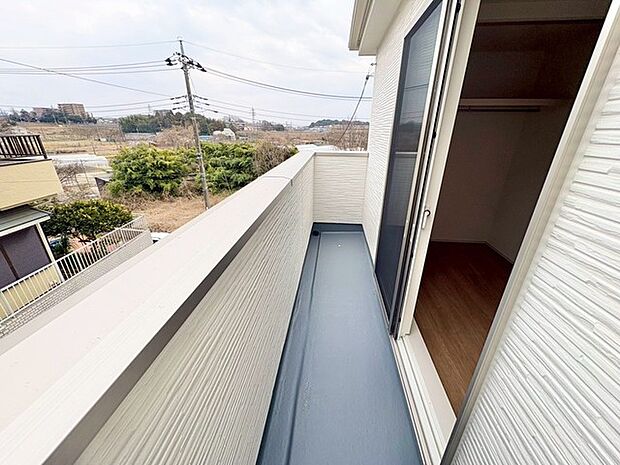 2つのバルコニーを備えた住まい。ひとつはくつろげる広めのスペース、もうひとつは洗濯物干しや植物の育成に便利な機能的スペースです。