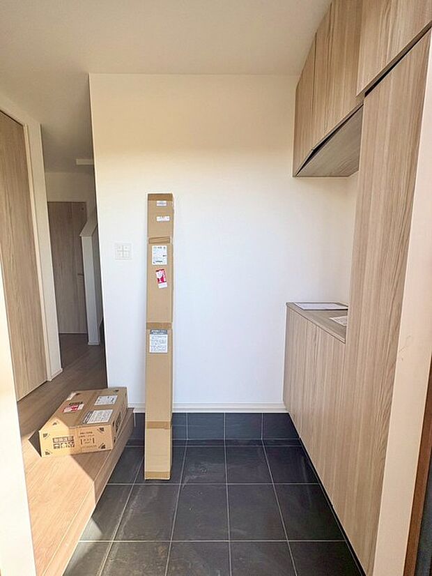 大容量のシューズ収納と飾り棚を備えています。使いやすさと美しさが調和した、心地よい空間です。   