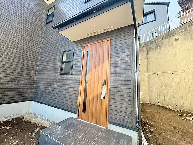 訪れる人をやさしく迎える玄関。上品なデザインが家全体の印象を引き立てます。 