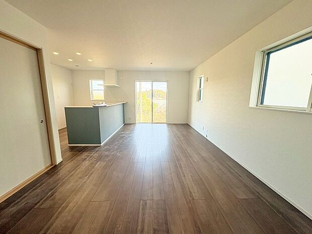 明るい色味のフローリングが広がるLDKは、3面採光で開放感たっぷり。和室の扉を開ければさらにゆとりが生まれ、心からくつろげる空間が広がります。 