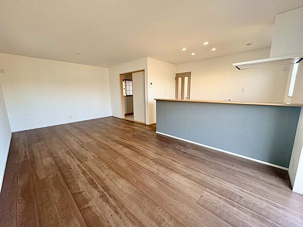 素足で歩きたくなる、温もりを感じる室内 