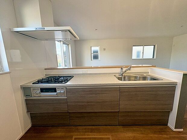 シンプルモダンな明るいシステムキッチン。洗練されたデザインと使いやすさが魅力で、料理がもっと楽しくなる空間です。 