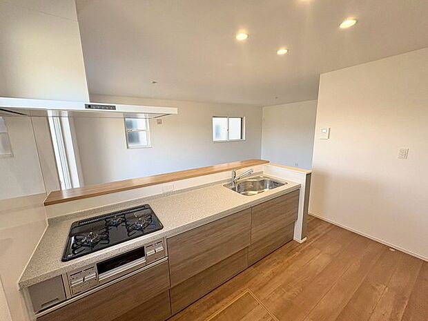 モダンで機能的なシステムキッチンには対面式カウンターを採用。家族や友人と会話を楽しみながら調理ができる、うれしいレイアウトです。 