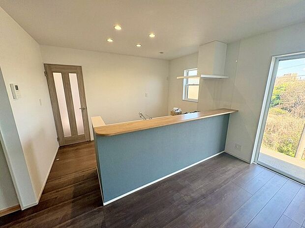 対面式カウンター付きのキッチンは、家族や友人との会話を楽しめる開放的な空間。調理しながらコミュニケーションがとれ、暮らしにほどよいゆとりをもたらします。 