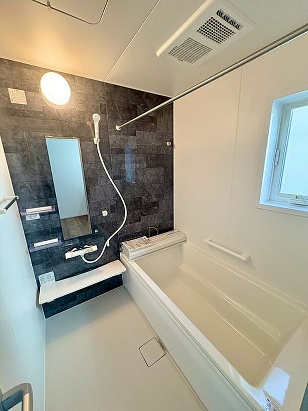 スタイリッシュな浴室。洗練されたデザインが魅力で、上質な空間がリラックスできるバスタイムを演出します。  