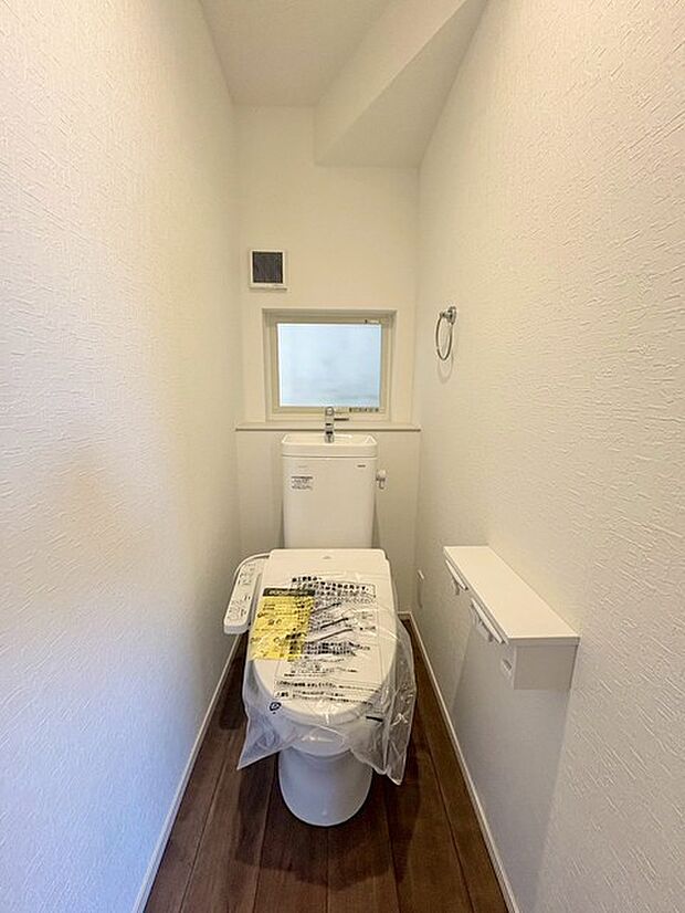 小窓のあるトイレは、自然光が入り明るく清潔感のある空間。温水洗浄便座も備わり、心地よく利用できます。 