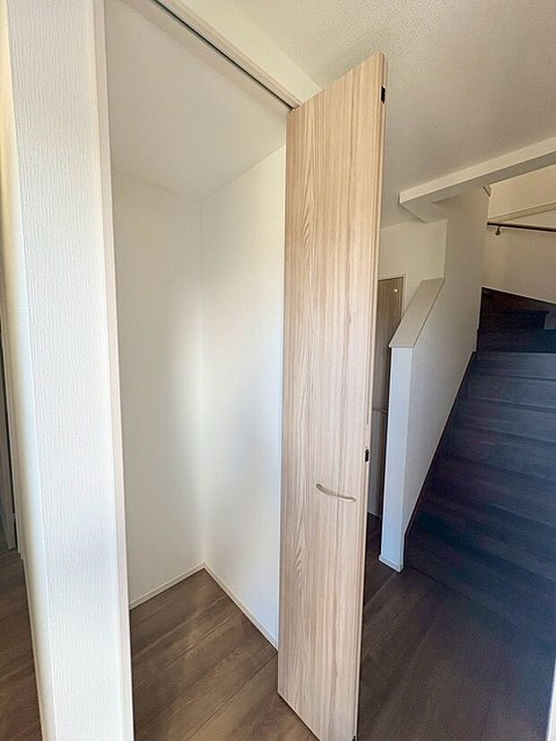 玄関ホールの収納は家の中心にあり、掃除道具や工具などをまとめてしまえる便利なスペースです。 