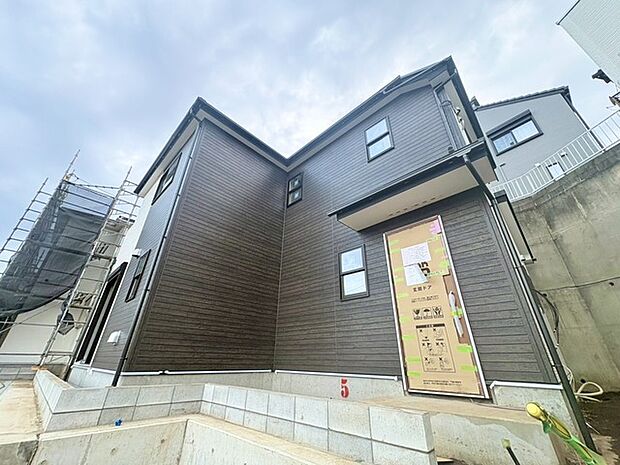 水平ラインが強調され、広がりを感じさせるモダンな佇まいです 