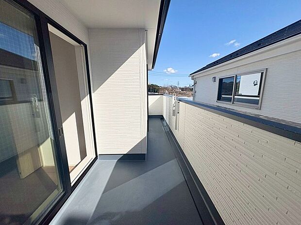 2部屋から出入りできるワイドバルコニー。ゆとりある広さで、風や光を感じながら心地よい時間を過ごせます。 