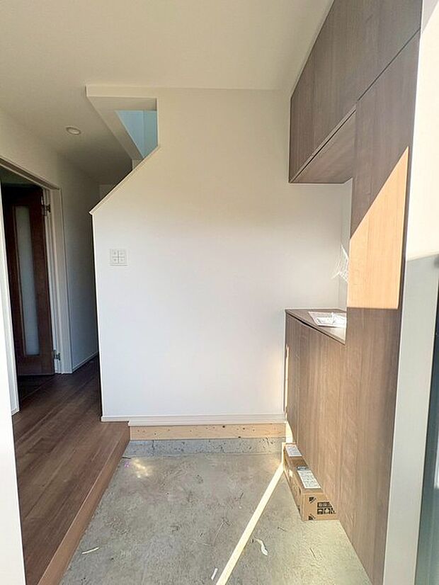 温もりある木目調の収納と、やわらかな光でホッとする玄関です!