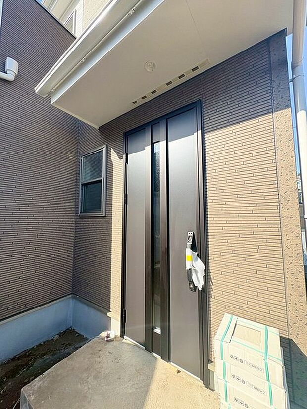 モダンで洗練された玄関デザインが、訪れる人を魅了し、住まいの個性を際立たせます。