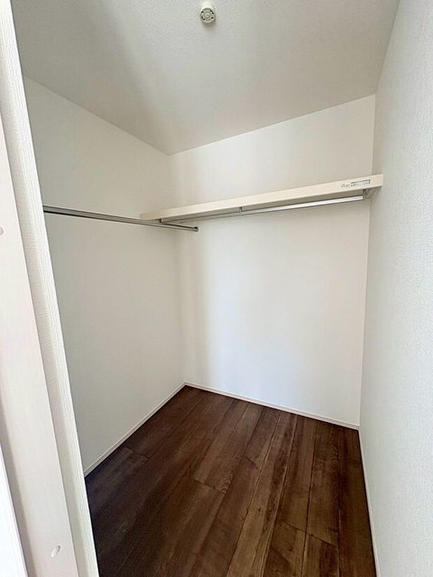 広々としたウォークインクローゼットで、洋服や小物もすっきり収納。お部屋を整えやすく、暮らしを快適にサポートします。 