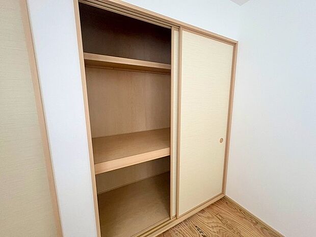 押入は、古き良き日本の暮らしを感じさせる、使い勝手の良い収納スペースです。