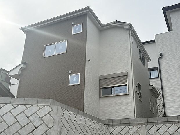 コントラストが美しい外壁と、幾何学模様の石積みが印象的な邸宅。洗練されたデザインが、穏やかな毎日を演出します