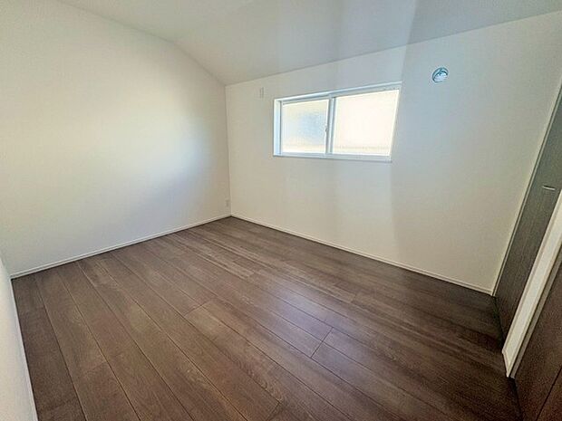 穏やかな光が差し込む北側洋室。窓からの景色に心が癒され、静かな空間で読書や趣味をゆったり楽しめます。