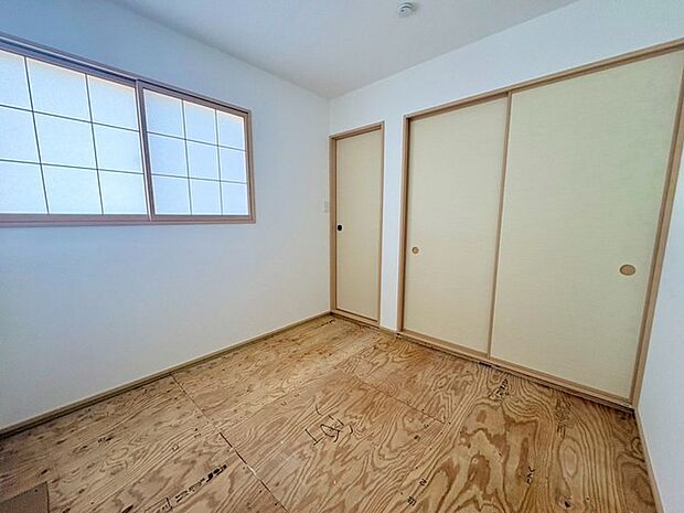 障子から柔らかな光が差し込む和室は、落ち着いた風情ただよう静かな空間。心がほっと安らぐ、癒しのひとときを過ごせます。 