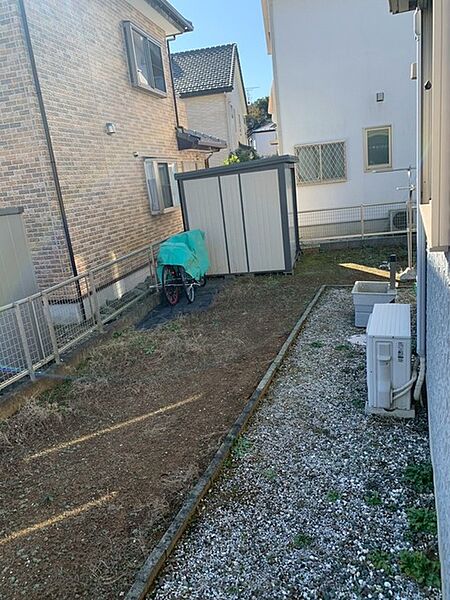 ゆとりある庭スペースは、自然と調和した癒しの空間。季節の移ろいを感じながら、ガーデニングも楽しめる心地よい場所です。