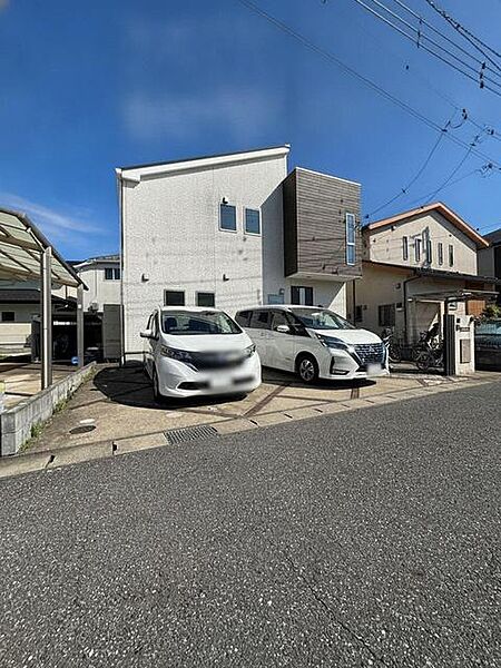 空の青さと建物のコントラストが美しく、日常の風景に溶け込む洗練された外観デザインが魅力的です