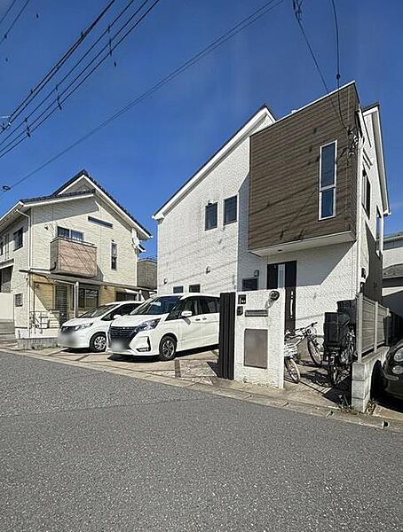 すっきりとした外観が心地よい住まい。敷地にはゆとりがあり、日常の車の出し入れもスムーズに行えます