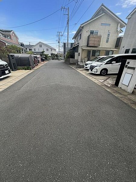 建ち並ぶ住宅が街に溶け込み、心地よい開放感を感じさせます。穏やかな暮らしを叶える落ち着いた立地です