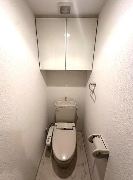 すっきりとした清潔感のある空間。上部には備え付けの収納があり、日用品を整頓して保つことができます