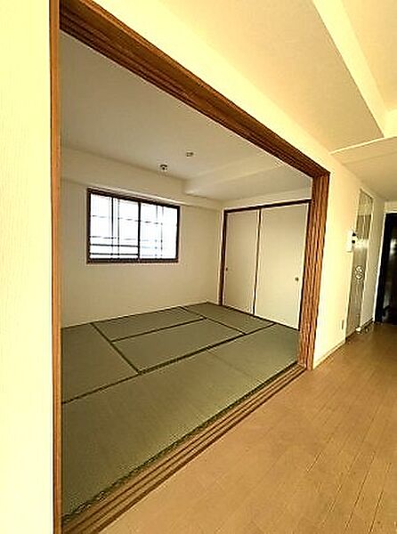 窓から自然な明るさが届く和室。広がりを感じる空間は、ライフスタイルに合わせて柔軟に使えます