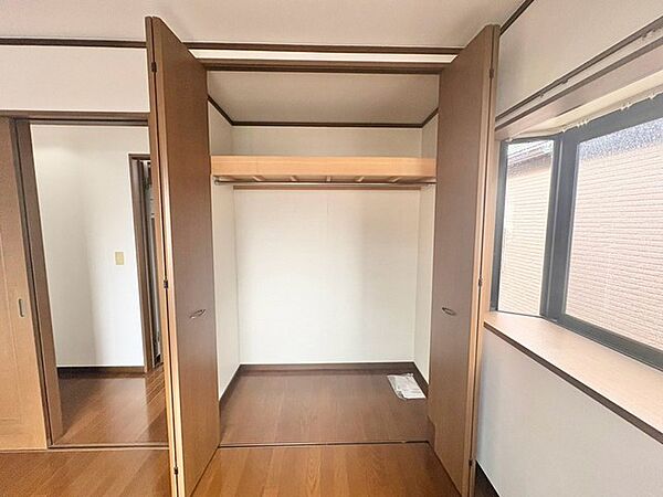 棚付きクローゼットで収納力も十分。洋服や小物をすっきり整理でき、広々とした空間で快適に暮らせます。
