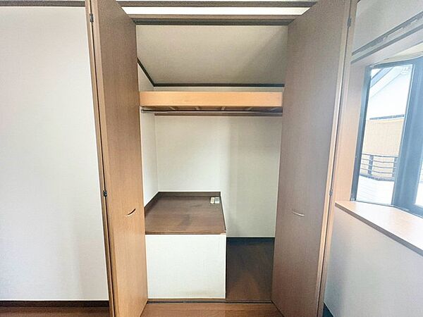 すっきりと片付く実用的な収納スペースを確保したすっきりと落ち着きのある空間