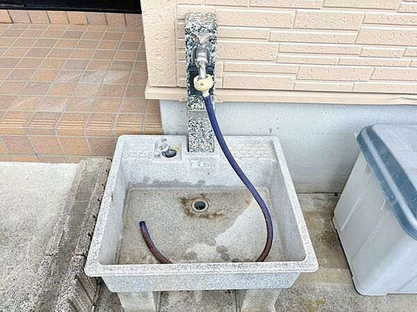 あると便利な庭の立水栓。水まわりの作業がぐっとスムーズになり、毎日の暮らしにゆとりをプラスしてくれます。
