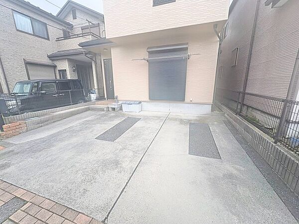 ゆとりあるスペースが確保された並列2台駐車可の敷地で毎日の車の出し入れもスムーズに行えます
