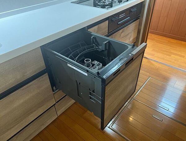 忙しい毎日を支えてくれるビルトイン食洗機。手間をかけずに洗浄でき、キッチン時間がぐっと快適になります。