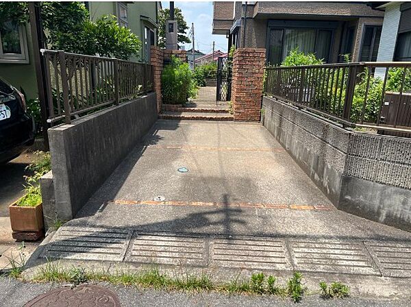 縦列駐車ができるカースペースで、限られた敷地でも車をしっかり確保。日々の駐車がしやすく、暮らしの利便性が向上します。