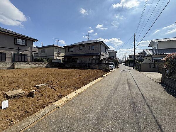 前面道路は約5メートルの幅員があり開放感を感じられる整った街並みが広がっています