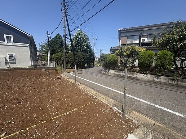 心地よい開放感をもたらす前面道路はすっきりと見通しが良く穏やかな日常を支えます