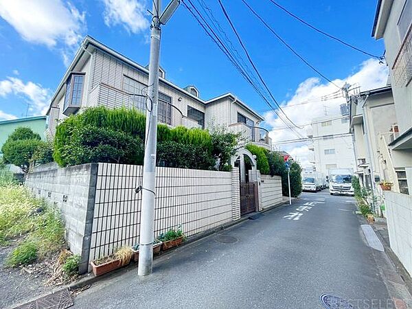 ＊周辺は開けた低層の街並み＊