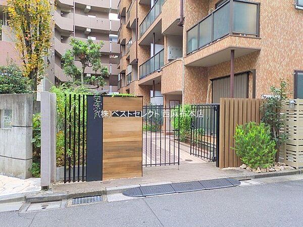＊穏やかな街並みに合う素材の質感が際立つモダンな門構え＊