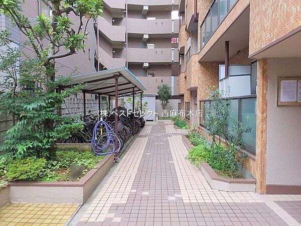 ＊手入れの行き届いた植栽とタイル敷きの通路が、住まいへの安心感を演出＊