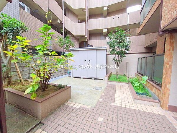 ＊植栽が整備された敷地内＊